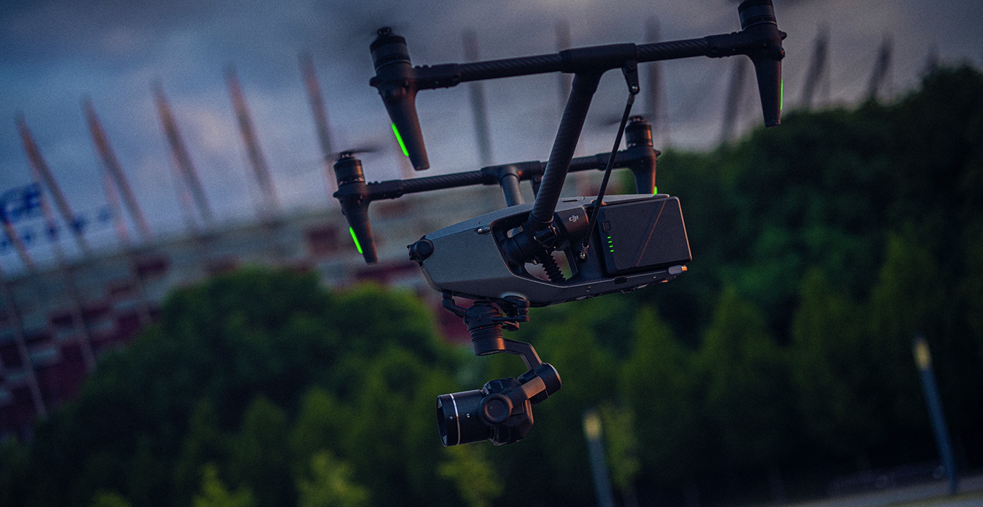 Profesjonalny dron filmowy z podwieszoną kamerą